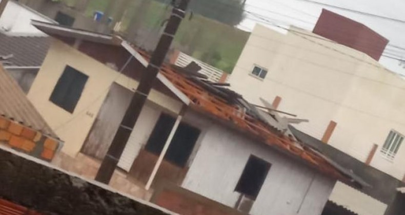 Tempestades e ventos acima dos 100km/h são registrados no Oeste de SC.