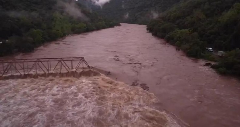 Temporal: Ponte de ferro é destruída por correnteza de rio