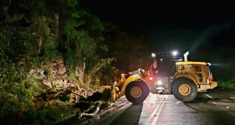Barreira cai sob rodovia no Oeste de SC.