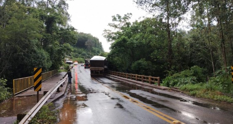Bitrem fica pendurado em cima de ponte ao sair da pista na SC-157.
