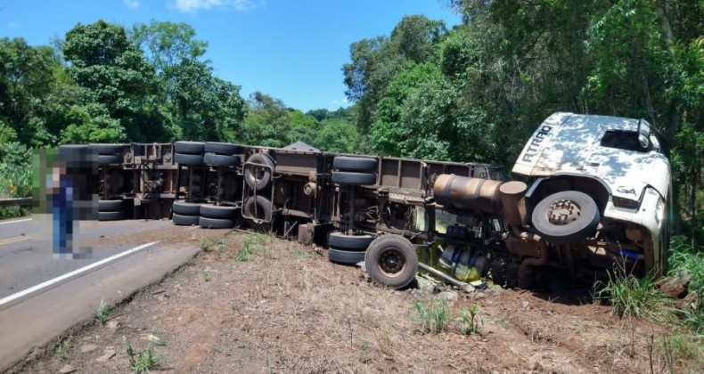Caminhão carregado com adubo tomba e interdita rodovia no Oeste.
