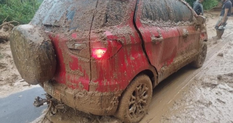 Carro e caminhão são atingidos por deslizamento de terra na SC-350.
