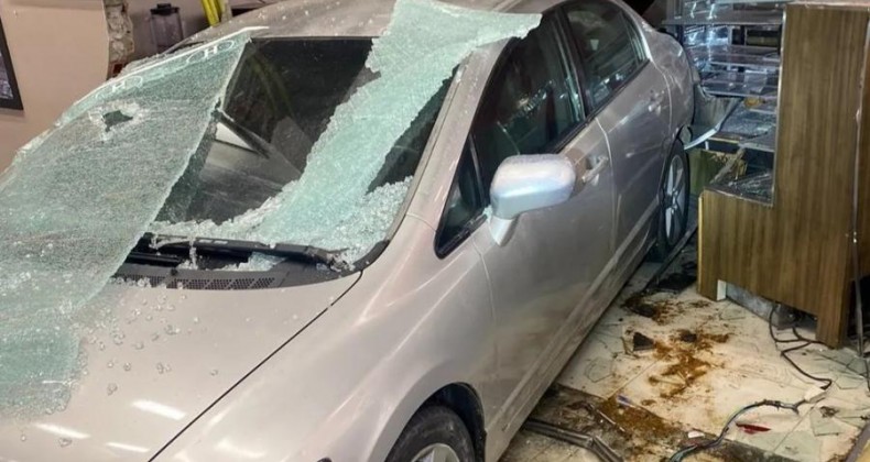 Carro entra em loja da Havan após adolescente colocar chave na ignição.
