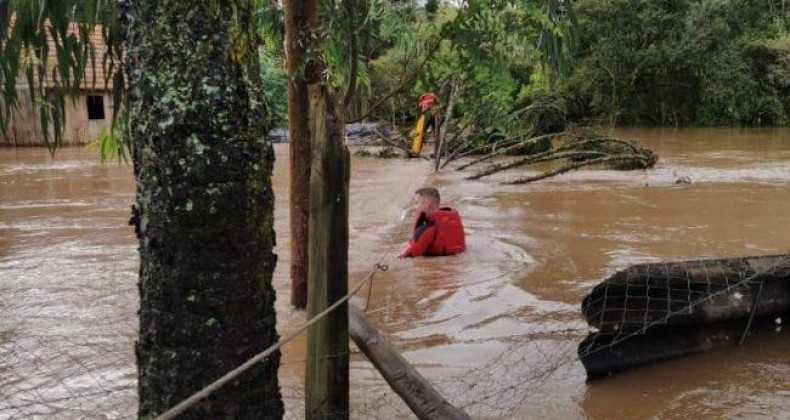 Chuvas em SC afetam 60 cidades, causam morte e mais de 400 ocorrências