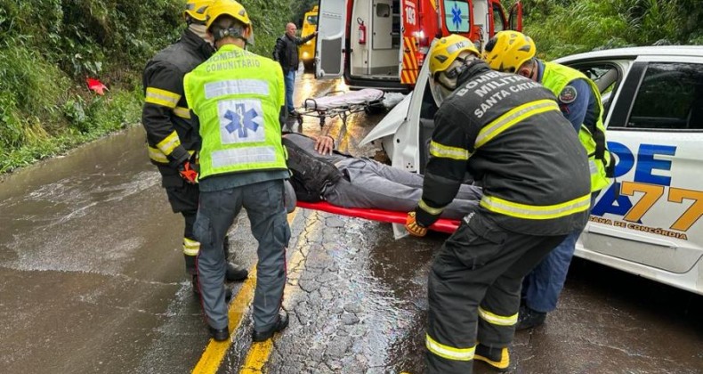 Colisão entre carros de passeio deixa motorista ferido na SC-283.