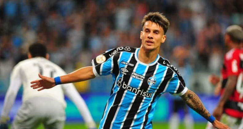 Grêmio vence Flamengo de virada e segue no G6 do Brasileirão.