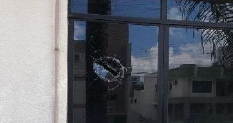 Homem atira pedra em vidro do Fórum de Xaxim para ser preso, relata PM.