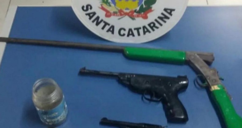 Homem é preso em Pinhalzinho por posse ilegal de armas de fogo.