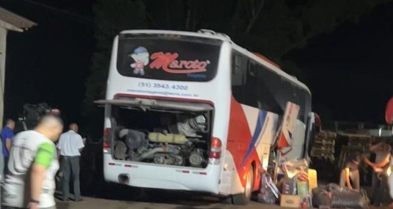 Incêndio em rodado de ônibus deixa passageiros em alerta.