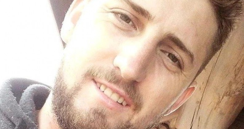 Jovem morre em colisão entre motocicleta e ambulância dos bombeiros.