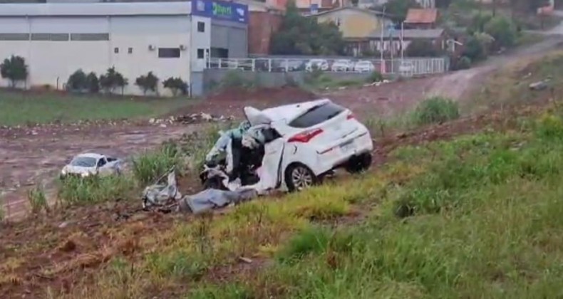 Mãe e filha de 4 anos morrem em acidente na BR-282.