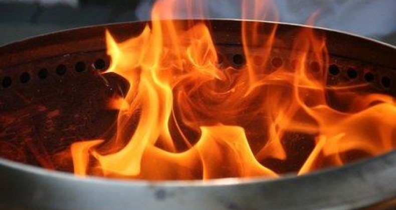 Marido joga gasolina e tenta atear fogo no corpo da companheira em SC.