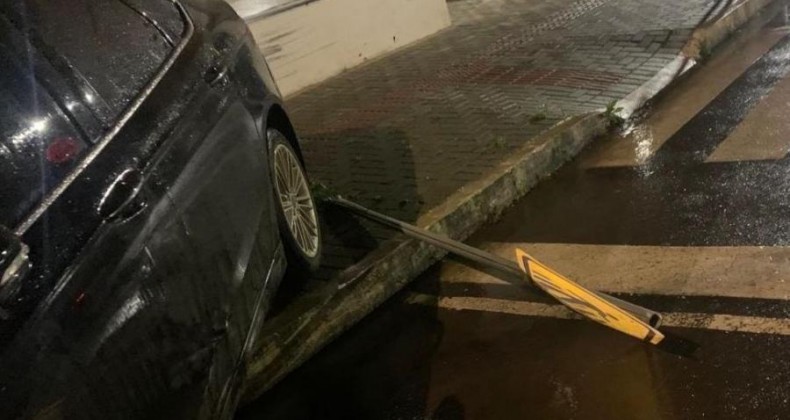Motorista atinge placa de trânsito em acidente no Centro de Xanxerê.