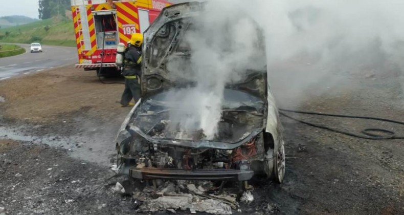 Motorista sai ileso de veículo totalmente queimado no Oeste.