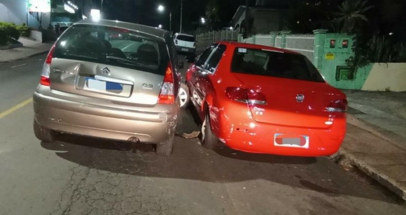 Mulher embriagada é presa após colidir em veículo estacionado no Oeste.