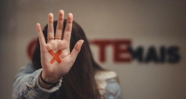 Mulher se joga do 3° andar para escapar de agressões do namorado.