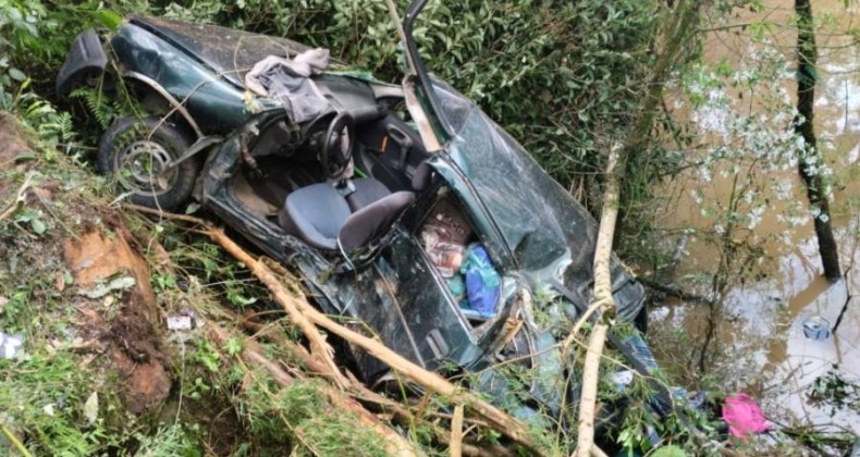 Passageira morre em capotamento de veículo na BR-470.