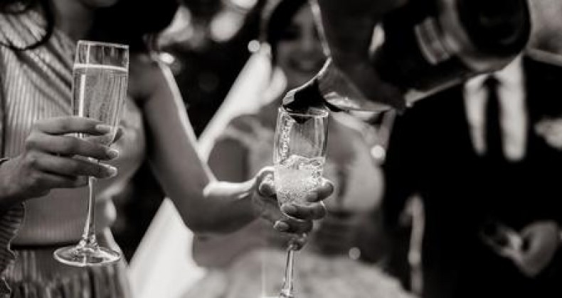 Polícia acaba com festa de casamento após reclamação de som alto.