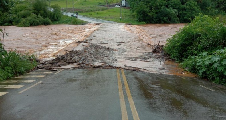 Ponte em Saudades fica submersa por conta das fortes chuvas.
