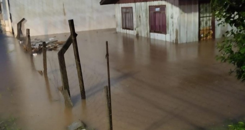 Residências ficam totalmente alagadas após fortes chuvas em SC.