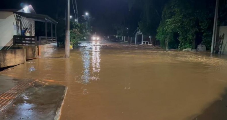Rio Lajeado Moraes transborda e causa enchentes em São Carlos.