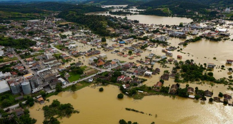 Sobe para 138 o número de cidades atingidas pelas chuvas em SC.