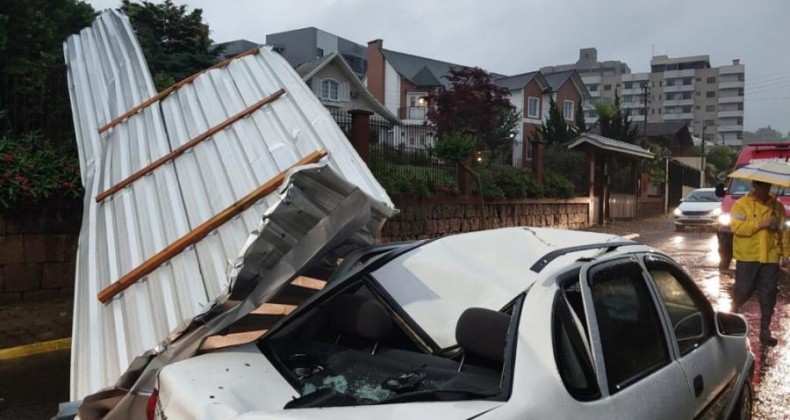 Telhado de casa cai em cima de carro no Oeste de SC.