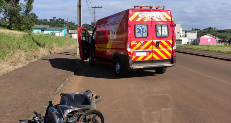 Acidente de moto deixa mulher gravemente ferida em Pinhalzinho.