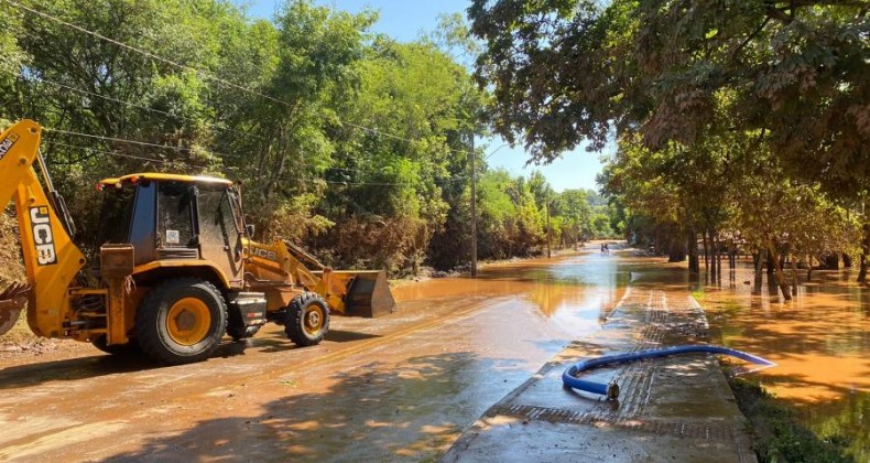 Águas de Chapecó iniciou limpeza após cheias e temporais.