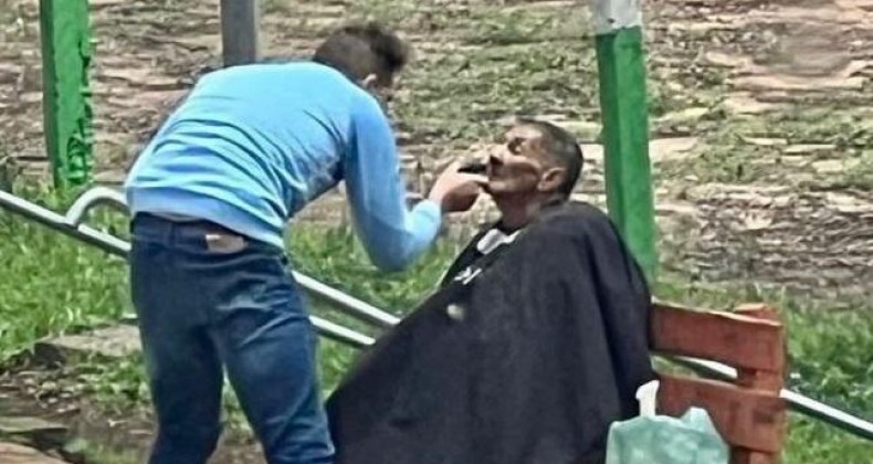Cabeleireiro doa marmita e cuida da aparência de morador de rua.