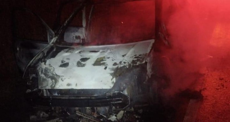 Carro pega fogo e fica totalmente destruído no Oeste de SC.