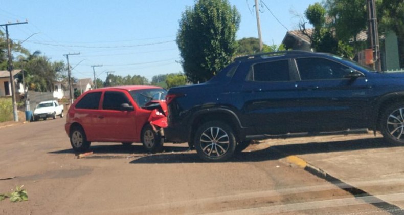 Colisão deixa mulher ferida em Palmitos, bebê de 7 meses estava no carro.