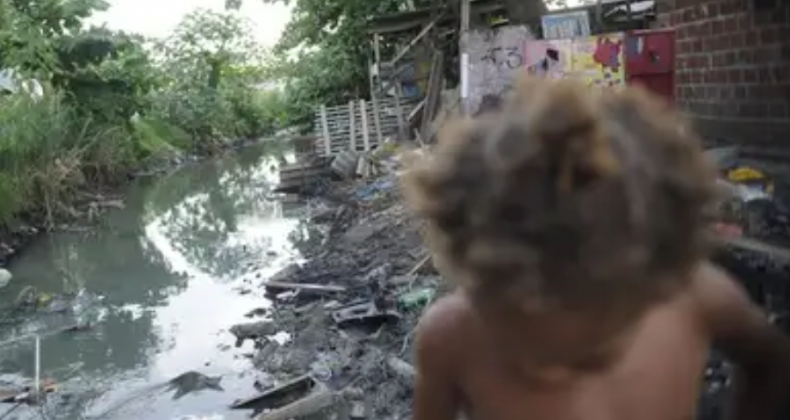 Estudo mostra que 46% das casas no Brasil têm problemas de saneamento.