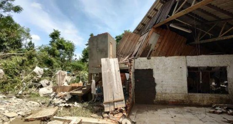 Fortes chuvas e tornado deixam pelo menos seis mortos em SC e no RS.