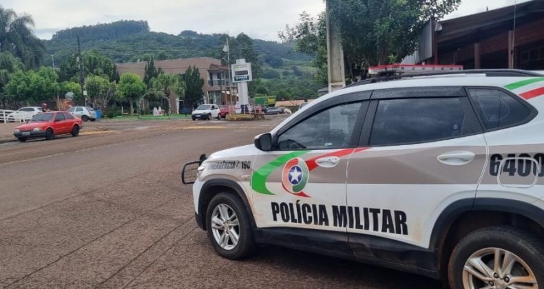 Homem que tentou matar mãe e filho por cerveja vai a júri em Modelo