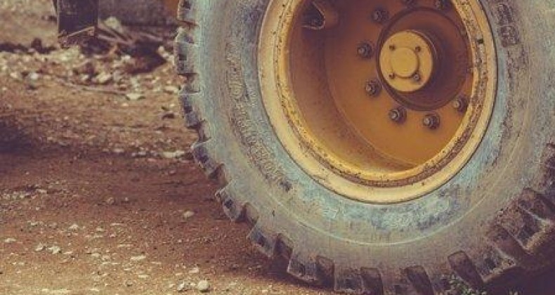 Homem tem parte da perna amputada em acidente com trator no Oeste.