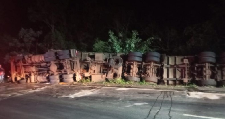 Jovem fica ferido após tombar caminhão na BR-282.