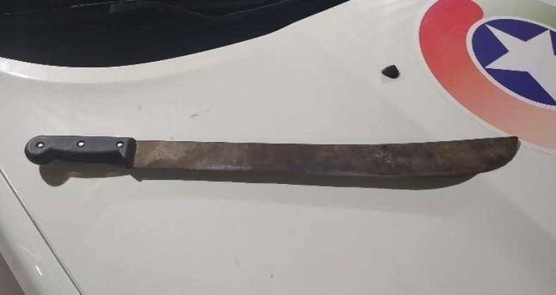 Marido é preso depois de ameaçar esposa com facão no Oeste.
