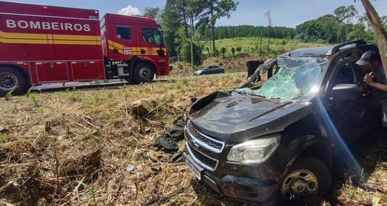 Motorista de 66 anos sai da pista e capota caminhonete no Oeste.