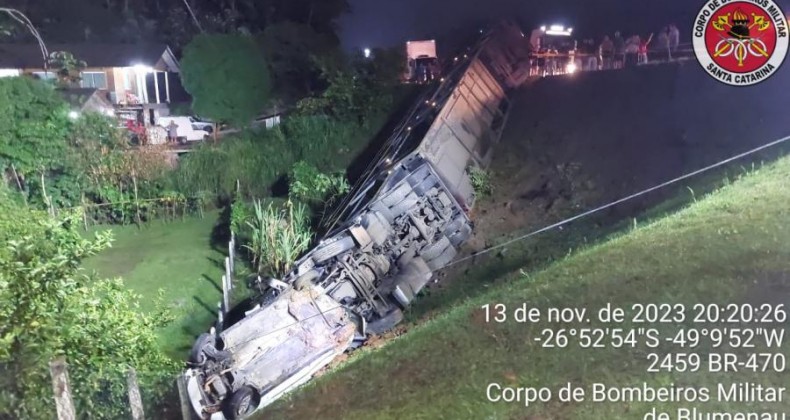 Motorista de carro morre em acidente envolvendo cinco veículos.