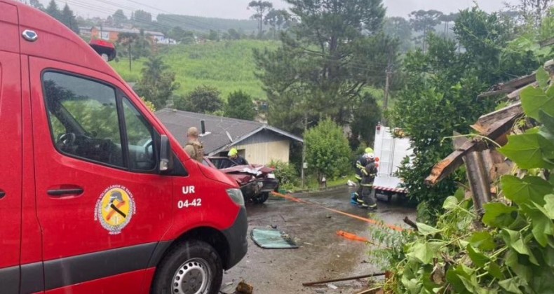 Motorista morre ao bater automóvel em muro de residência.