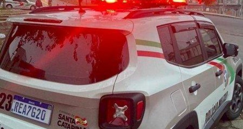 Mulher é presa por furtar garrafa de bebida em supermercado de Xanxerê.