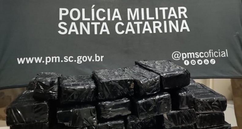 Polícia encontra 23 kg de maconha escondidos em tanque de automóvel