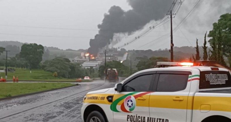 Rodovia SC-480 mantém circulação normal mesmo com incêndio próximo.