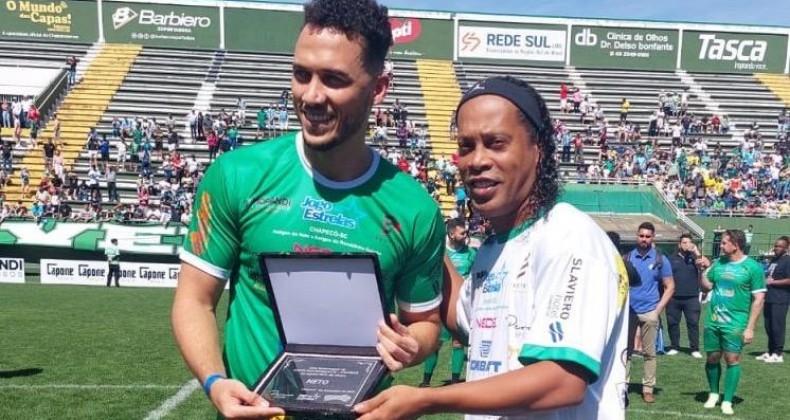 Ronaldinho Gaúcho marca presença em despedida de Neto.