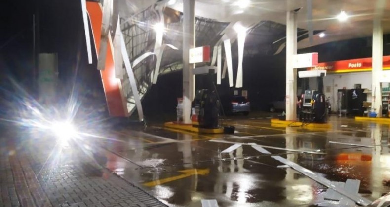 Vendaval atinge cobertura de posto de combustível em Xanxerê.