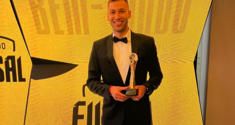 Atleta que jogou 2 anos em Pinhalzinho é eleito melhor do mundo.