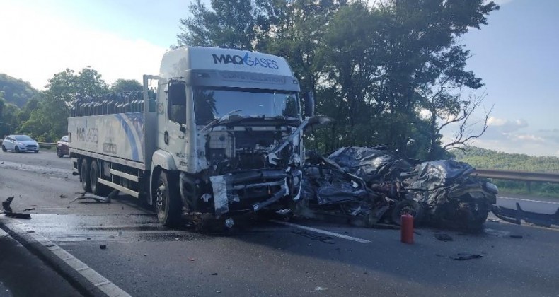 Caminhão de Pinhalzinho se envolve em acidente com morte na BR 282.