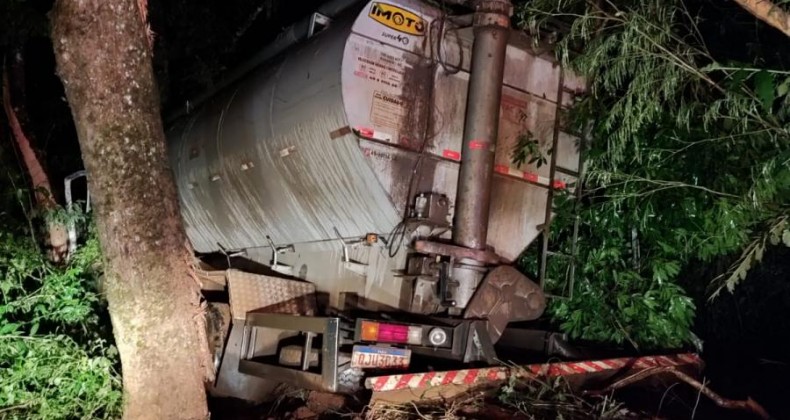 Caminhão fica sem freios e condutor pula do veículo no Oeste de SC.