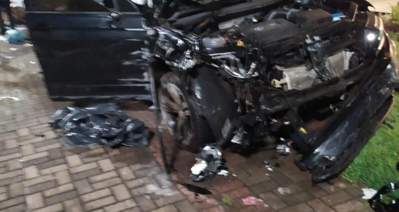 Carro sai da pista e colide em lixeiras durante a madrugada no oeste.